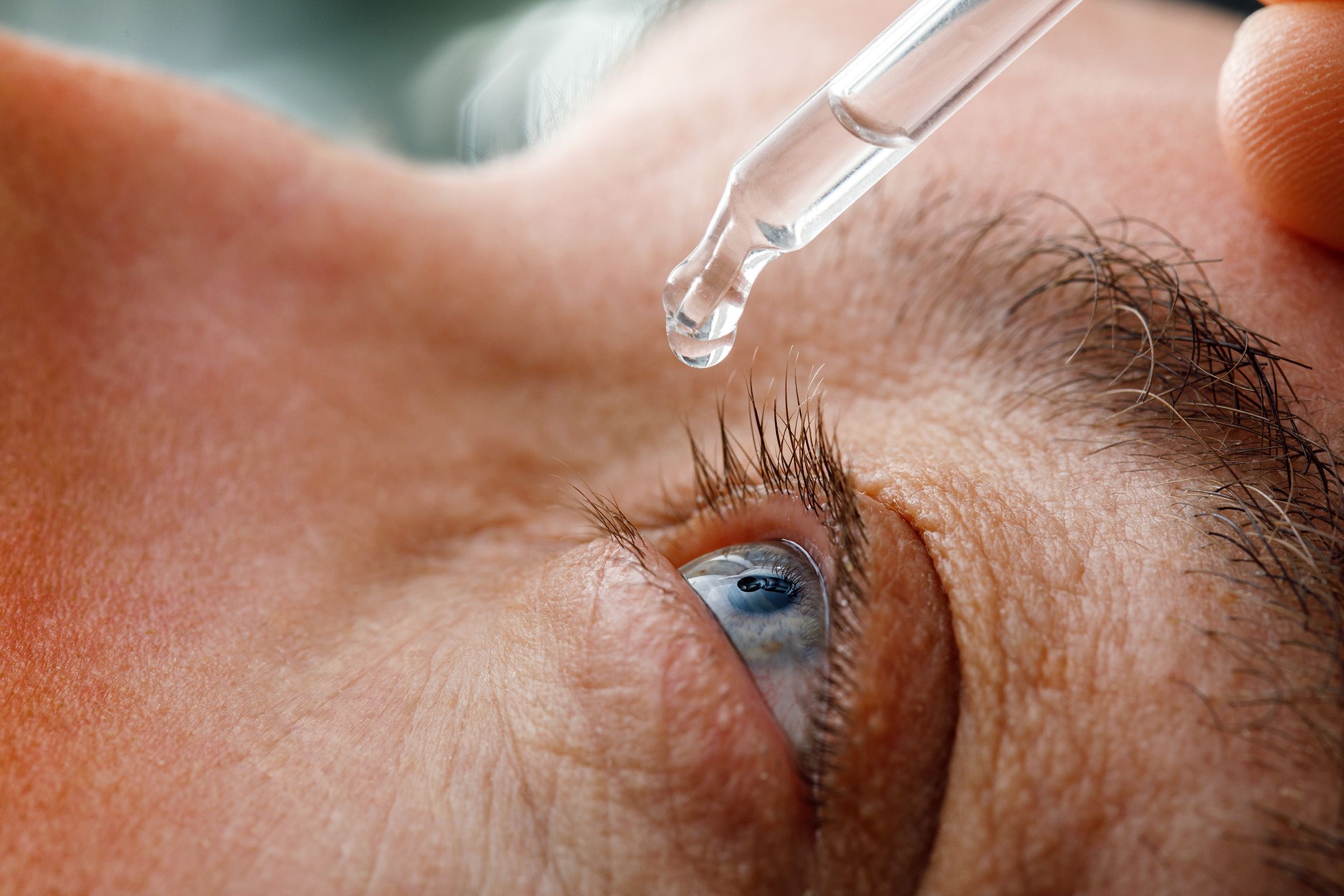 Könnten diese Augentropfen die Notwendigkeit für das Lesen einer Brille beenden?
